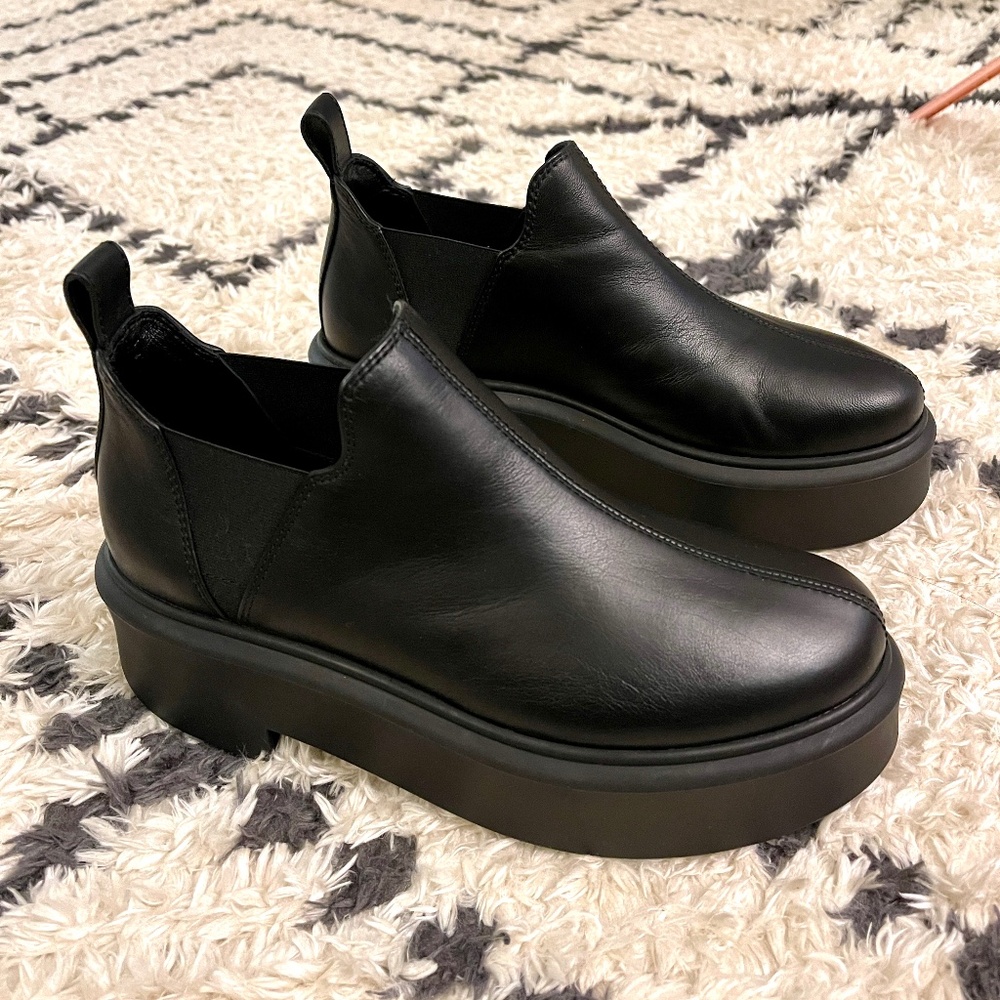 The Row Robin boots